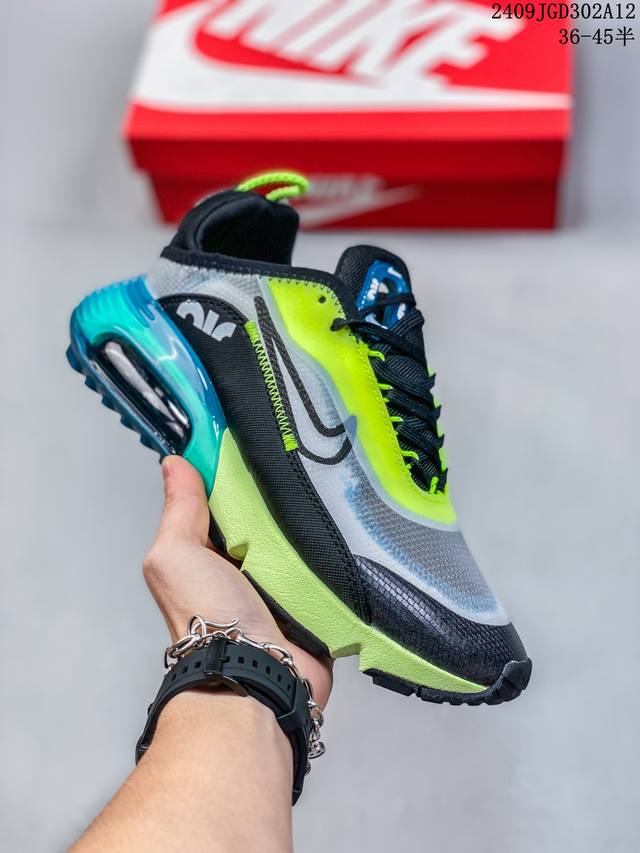 Air Max 2090 蝉翼气垫运动跑鞋 黑绿蓝 Bv9977-001 鞋面采用了当下流行的透明蝉翼材质，不同位置采用不同透明度，带来丰富层次感，更大的全新