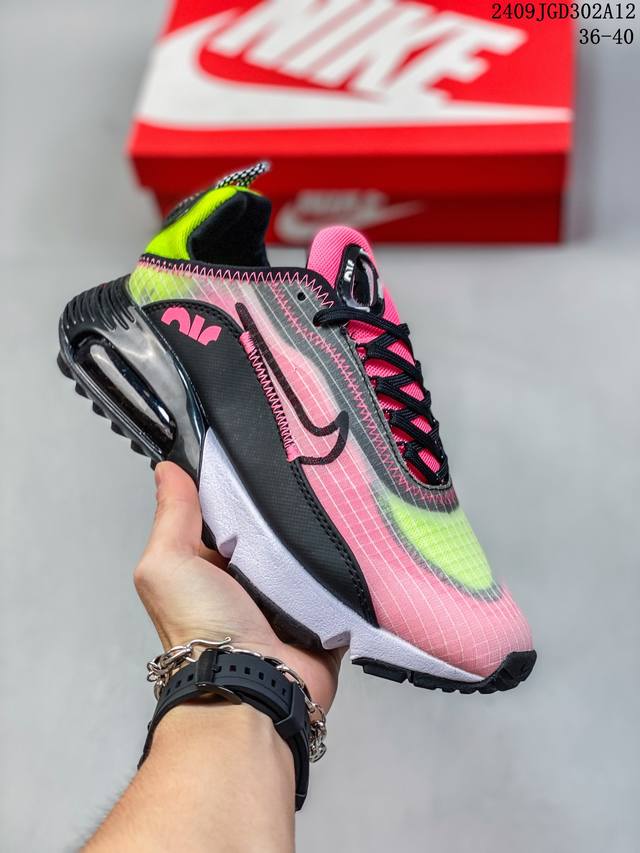 Air Max 2090 蝉翼气垫运动跑鞋 黑绿蓝 Bv9977-001 鞋面采用了当下流行的透明蝉翼材质，不同位置采用不同透明度，带来丰富层次感，更大的全新