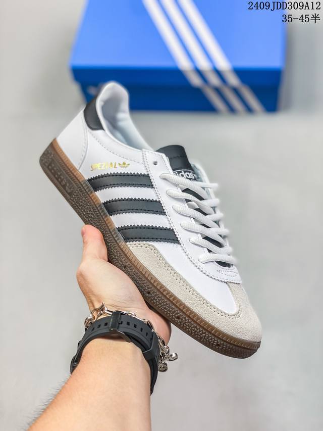 Adidas Originals Bermuda整双鞋以传统的低帮呈现，马卡龙配色的清新造型。鞋身以细腻的绒面麂皮包裹，中底选择了与德训鞋类似的生胶材质打造。并