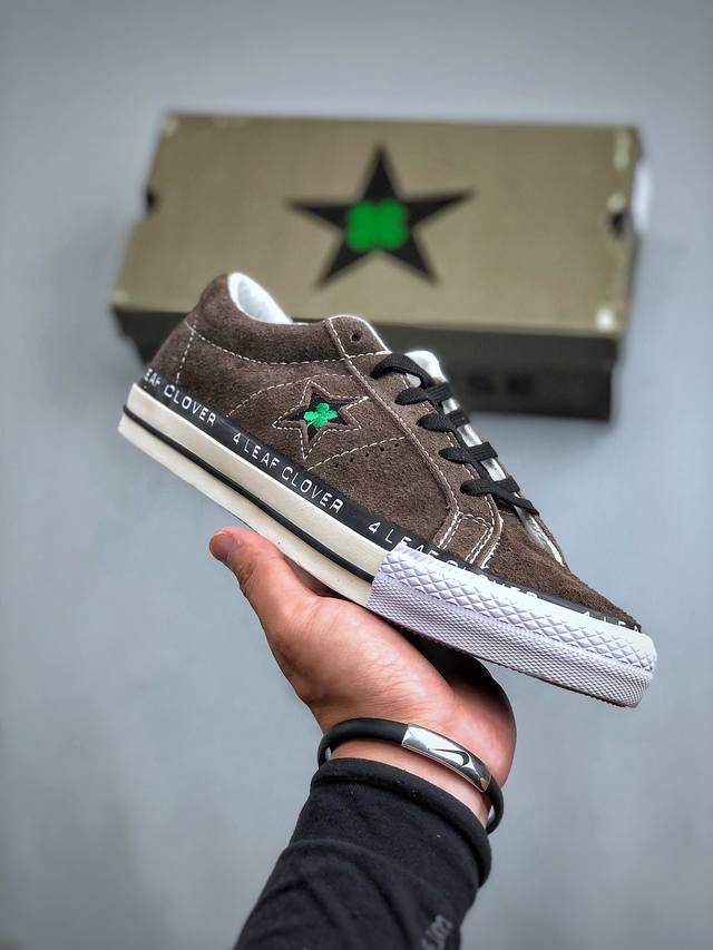 Patta X Converse One Star 四叶草 鞋面采用棕色翻毛皮覆盖搭配白色车线，形成强烈的视觉冲击效果。外侧的星星logo中间加入刺绣幸运草，彰