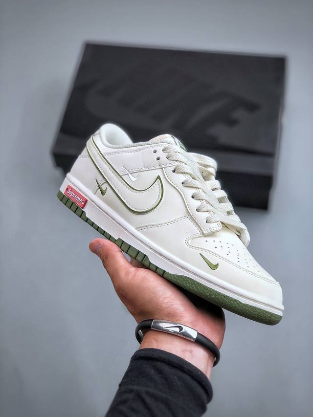 Supreme X Nike Dunk Low 米白绿勾此款主张打破传统的工业化流水线设计限制，以made By Ideas的超级创意为理念，集结众多潮流设计师