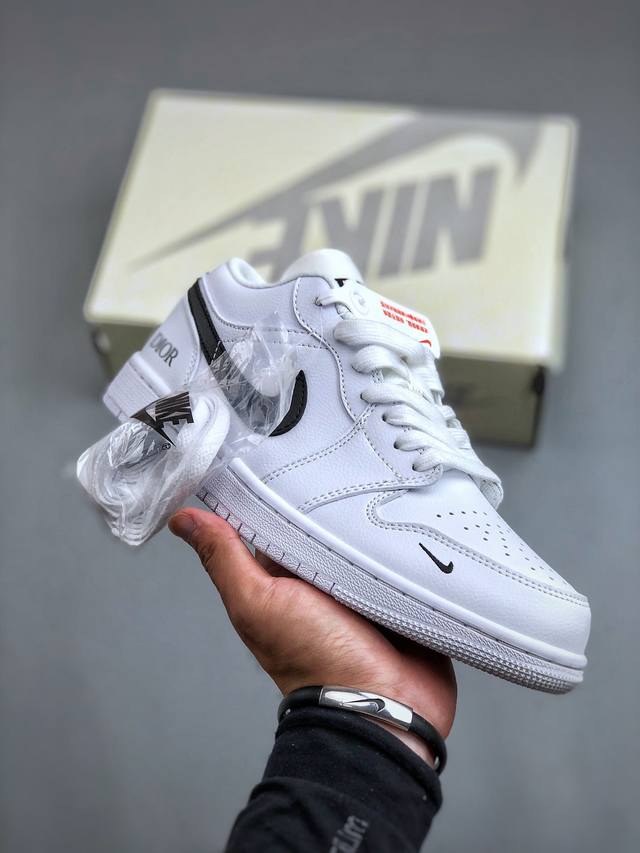 Dior X Air Jordan 1 Low 白黑此款主张打破传统的工业化流水线设计限制，以made By Ideas的超级创意为理念，集结众多潮流设计师，结