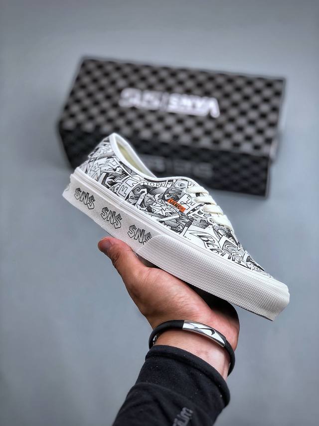 Vans Vault Vlt Knu Skool Lx Sns 高端联名黑白复古面包鞋。以当地 Venice 沙滩为主题，设计上致敬 0和1990年代时滑手、冲