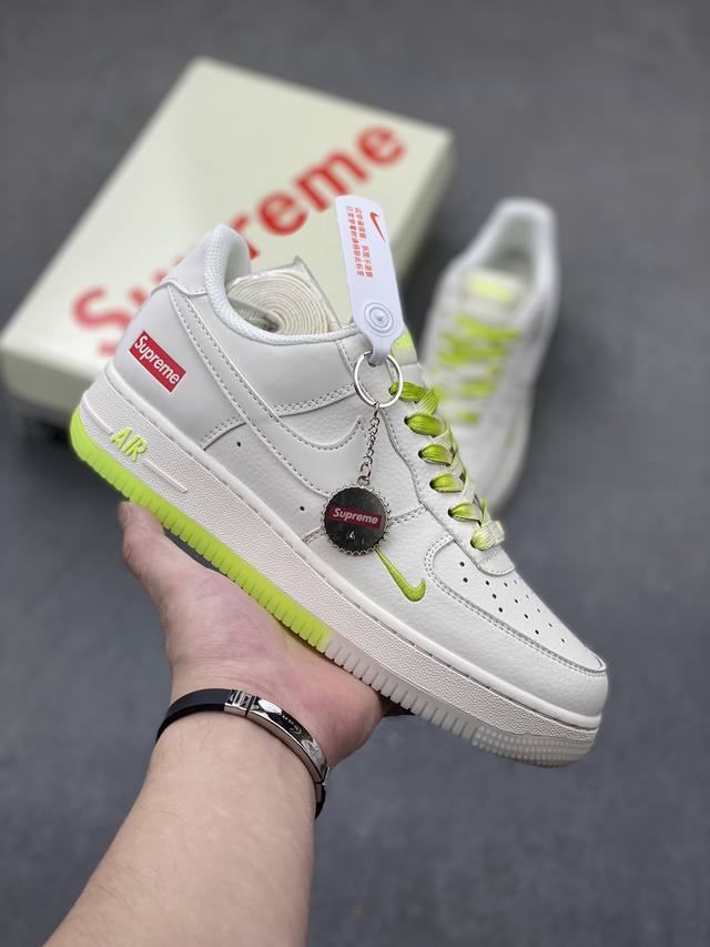 海外限量发售！公司级nike Air Force 1 '07 Low “Supreme联名--米白荧光绿”空军一号 低帮 运动鞋 休闲鞋 折边针车 工艺难度大