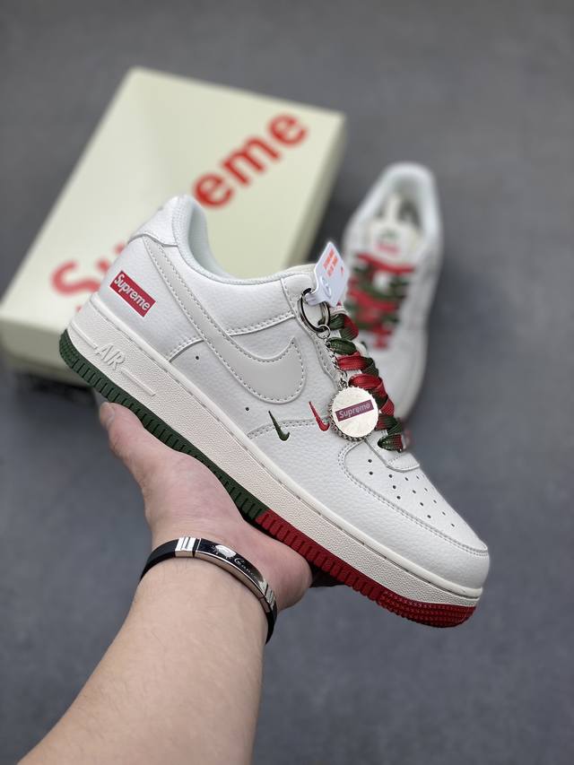 海外限量发售！公司级nike Air Force 1 '07 Low “Supreme联名--米白红绿”空军一号 低帮 运动鞋 休闲鞋 折边针车 工艺难度大 原