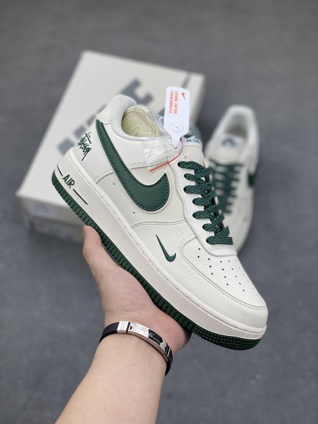 工厂套现 福利特价 原本地240版本 海外限量发售！公司级nike Air Force 1 '07 Low “斯图西联名--米白墨绿”空军一号 低帮 运动鞋 休