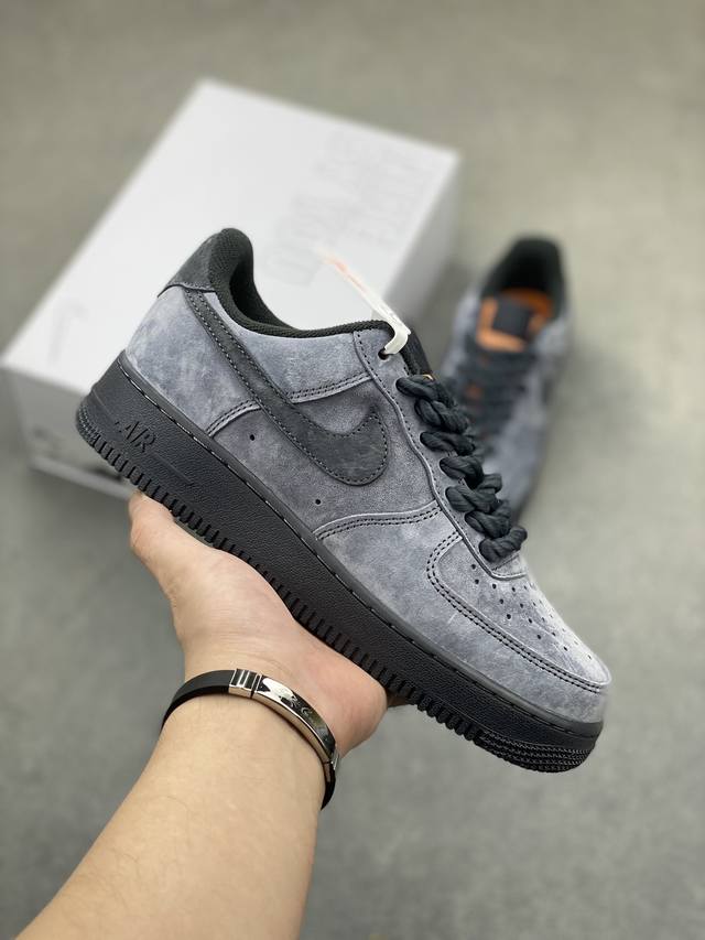 耐克nike Air Force 1‘07 空军一号低帮百搭休闲运动板鞋。柔软、弹性十足的缓震性能和出色的中底设计，横跨复古与现代的外型结合，造就出风靡全球三十