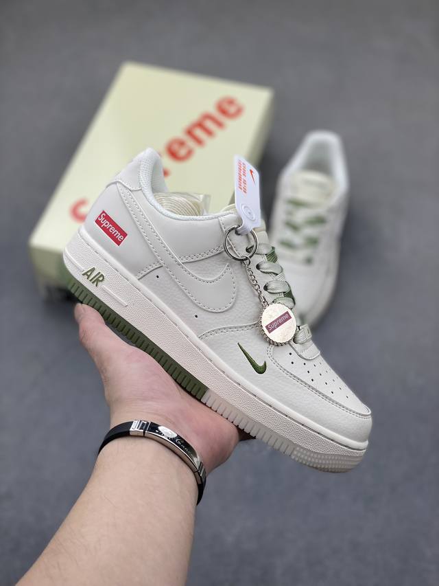 海外限量发售！公司级nike Air Force 1 '07 Low “Supreme联名--米青”空军一号 低帮 运动鞋 休闲鞋 折边针车 工艺难度大 原楦头