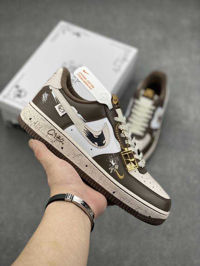 独家实拍nk Air Force 1‘07 Low “刺杀小熊”“Assassination Of Little Bear”空军一号低帮休闲板鞋 货号：Db33