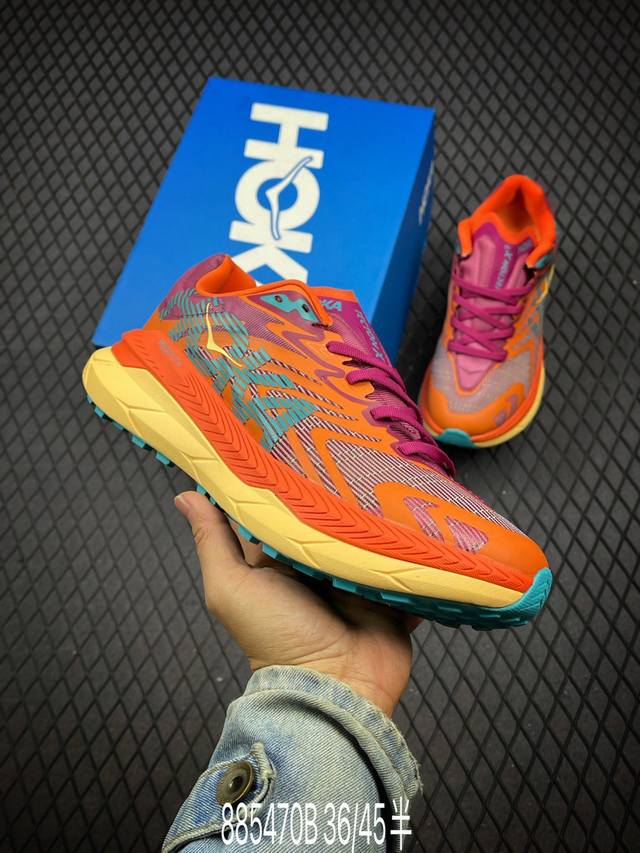 Hoka M Tecton X 2 全新配色 这个品牌来自于新西兰的毛利语，Hoka表示大地，One One表示飞越，连起来就是飞越地平线，One One不是读