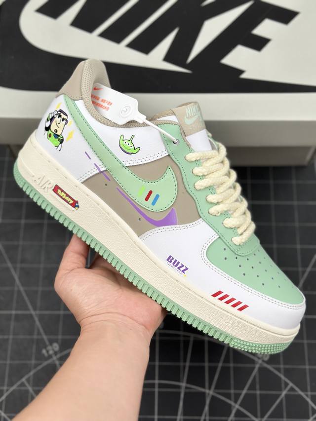 核心私 nk Air Force 1'07 Low Buzz Lightyear 巴斯光年 空军一号低帮休闲板鞋 #巴斯光年，是1995年迪士尼公司和皮克斯动画