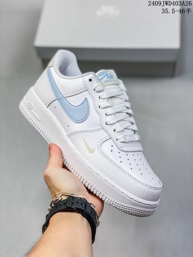 公司级带半码 耐克 Nike Air Force 1 '07 Low 空军一号含气垫 低帮百搭厚底增高休闲运动板鞋。柔软、弹性十足的缓震性能和出色的中底设计，横