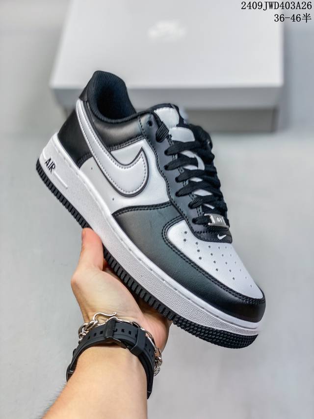 公司级带半码 耐克 Nike Air Force 1 '07 Low 空军一号含气垫 低帮百搭厚底增高休闲运动板鞋。柔软、弹性十足的缓震性能和出色的中底设计，横