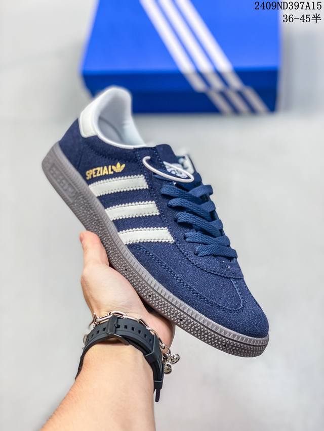 阿迪达斯 德训鞋 经典复古低帮休闲运动慢跑鞋wales Bonner X Adidas 2024 全新秋冬系列联名鞋款 经典运动板鞋。该鞋超大鞋舌采用皮革网面拼