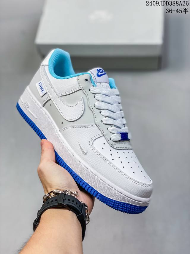 公司级带半码 耐克 Nike Air Force 1 '07 Low 空军一号含气垫 低帮百搭厚底增高休闲运动板鞋。柔软、弹性十足的缓震性能和出色的中底设计，横