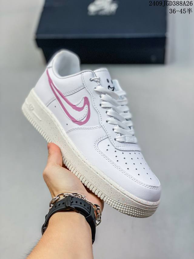 公司级带半码 耐克 Nike Air Force 1 '07 Low 空军一号含气垫 低帮百搭厚底增高休闲运动板鞋。柔软、弹性十足的缓震性能和出色的中底设计，横