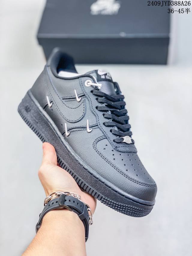 公司级带半码 耐克 Nike Air Force 1 '07 Low 空军一号含气垫 低帮百搭厚底增高休闲运动板鞋。柔软、弹性十足的缓震性能和出色的中底设计，横