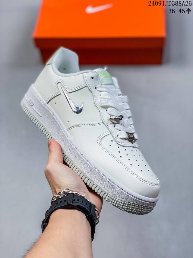 公司级带半码 耐克 Nike Air Force 1 '07 Low 空军一号含气垫 低帮百搭厚底增高休闲运动板鞋。柔软、弹性十足的缓震性能和出色的中底设计，横