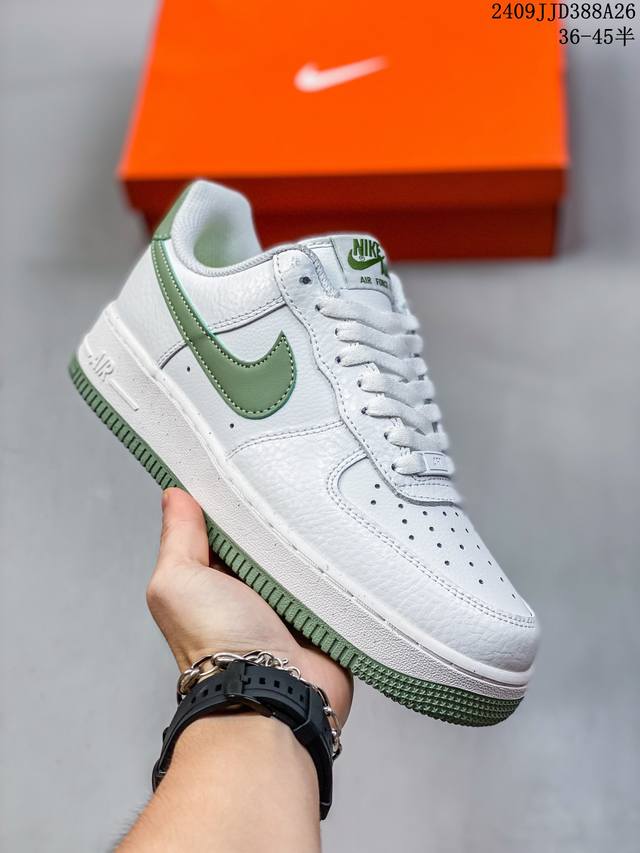 公司级带半码 耐克 Nike Air Force 1 '07 Low 空军一号含气垫 低帮百搭厚底增高休闲运动板鞋。柔软、弹性十足的缓震性能和出色的中底设计，横