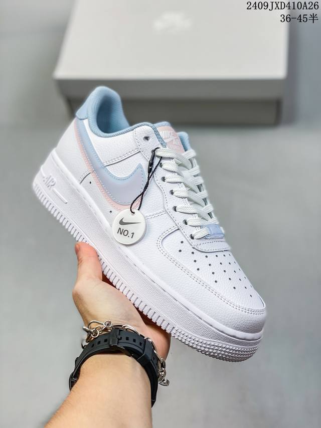 公司级带半码 耐克 Nike Air Force 1 '07 Low 空军一号含气垫 低帮百搭厚底增高休闲运动板鞋。柔软、弹性十足的缓震性能和出色的中底设计，横