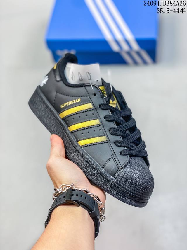 新版黑悟空 头层皮 阿迪达斯 Adidas Superstar 三叶草经典贝壳头系列 新款休闲板鞋潮流男女士运动鞋 。鞋面柔软皮革材质 标志性的贝壳鞋头，锯齿三