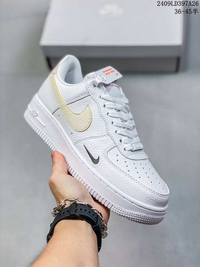 公司级带半码 耐克 Nike Air Force 1 '07 Low 空军一号含气垫 低帮百搭厚底增高休闲运动板鞋。柔软、弹性十足的缓震性能和出色的中底设计，横