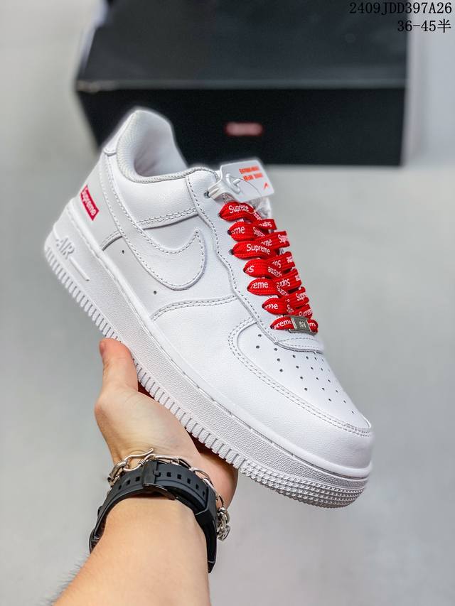 公司级带半码 耐克 Nike Air Force 1 '07 Low 空军一号含气垫 低帮百搭厚底增高休闲运动板鞋。柔软、弹性十足的缓震性能和出色的中底设计，横