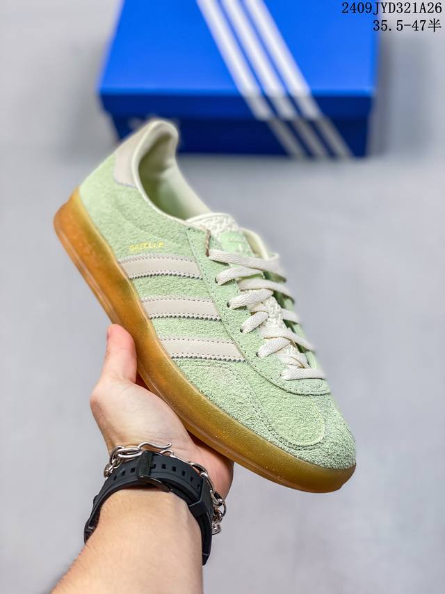 阿迪达斯adidas Originals Gazelle Indoor 三叶草复古休闲防滑耐磨低帮板鞋鞋款采用柔软的绒面革和耐用的皮革衬里融合在橡胶外底上，具有