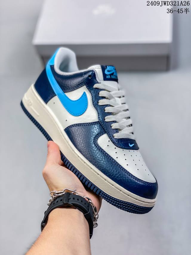 公司级带半码 耐克 Nike Air Force 1 '07 Low 空军一号含气垫 低帮百搭厚底增高休闲运动板鞋。柔软、弹性十足的缓震性能和出色的中底设计，横