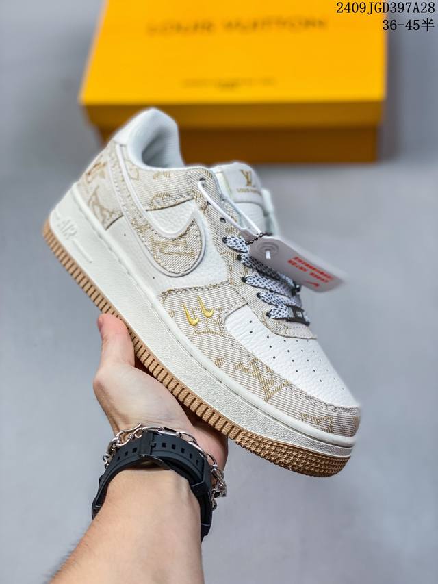 公司级带半码 耐克 Nike Air Force 1 '07 Low 空军一号含气垫 低帮百搭厚底增高休闲运动板鞋。柔软、弹性十足的缓震性能和出色的中底设计，横