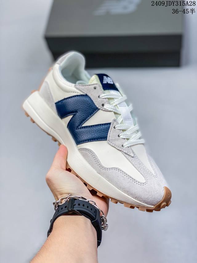 New Balance 新百伦 采用翻毛皮及染色牛津布料拼接构成，中底高弹eva发泡材质加持满丁防滑橡胶外底上世纪 70 年代的意大利街头风格nb新百伦new