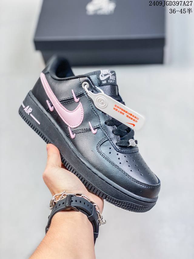 公司级带半码 耐克 Nike Air Force 1 '07 Low 空军一号含气垫 低帮百搭厚底增高休闲运动板鞋。柔软、弹性十足的缓震性能和出色的中底设计，横