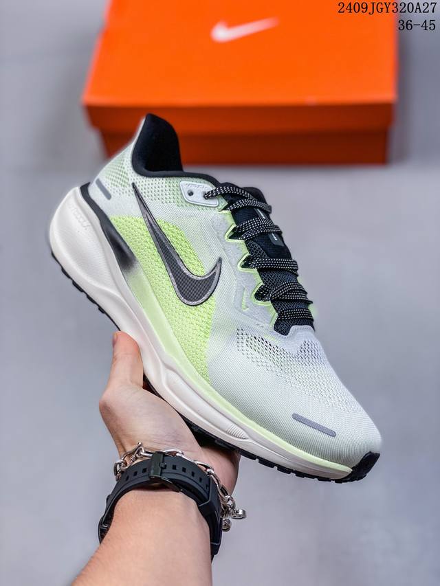 颠覆式升级！Nike 飞马新鞋 触感柔软，质感升级！随着“耐克 蓝图 系列”在巴黎的盛大发布，全新一代 登月41代 Nike Pegasus 41运动老爹鞋也正