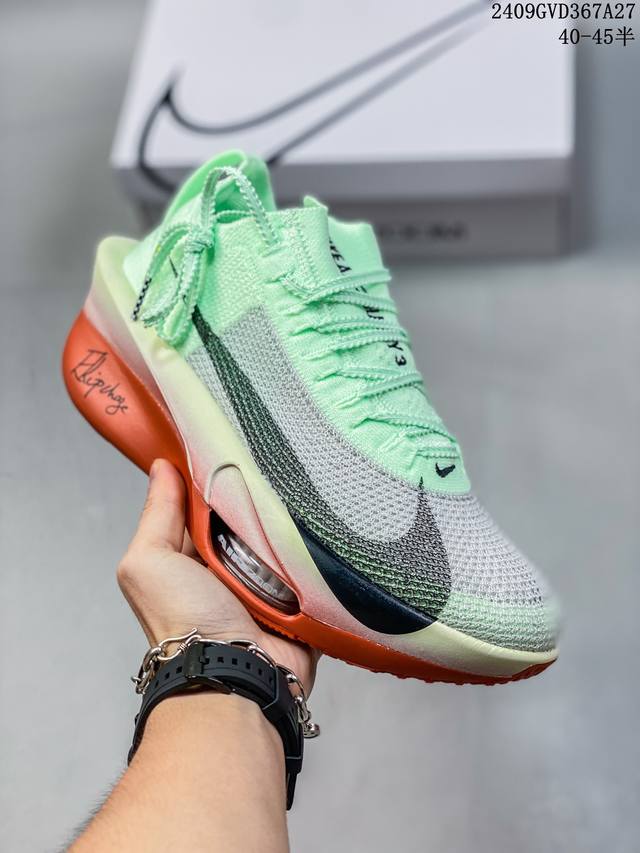 Nike Vaporfly Next% 3 整体采用前作的设计语言，并且对后者的细节进行升级，整体设计大概包括三点：Nike Air Zoom Alphafly