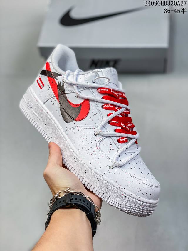 公司级带半码 耐克 Nike Air Force 1 '07 Low 空军一号含气垫 低帮百搭厚底增高休闲运动板鞋。柔软、弹性十足的缓震性能和出色的中底设计，横