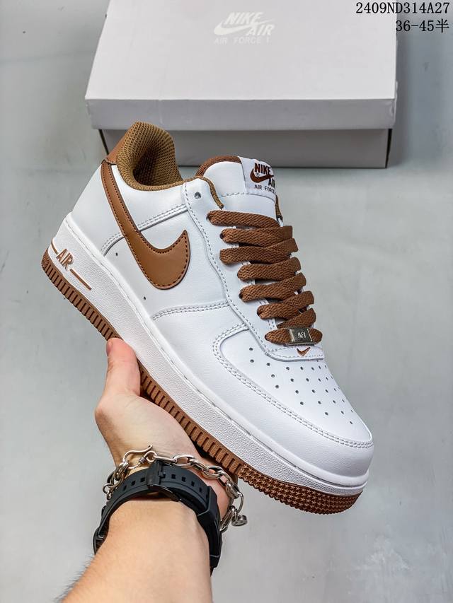 公司级带半码 耐克 Nike Air Force 1 '07 Low 空军一号含气垫 低帮百搭厚底增高休闲运动板鞋。柔软、弹性十足的缓震性能和出色的中底设计，横