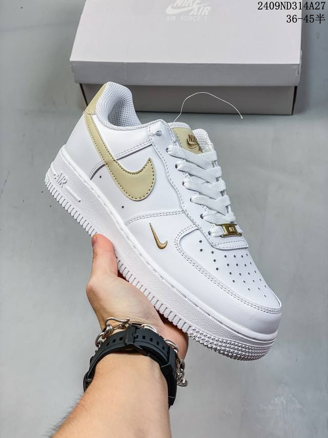 公司级带半码 耐克 Nike Air Force 1 '07 Low 空军一号含气垫 低帮百搭厚底增高休闲运动板鞋。柔软、弹性十足的缓震性能和出色的中底设计，横