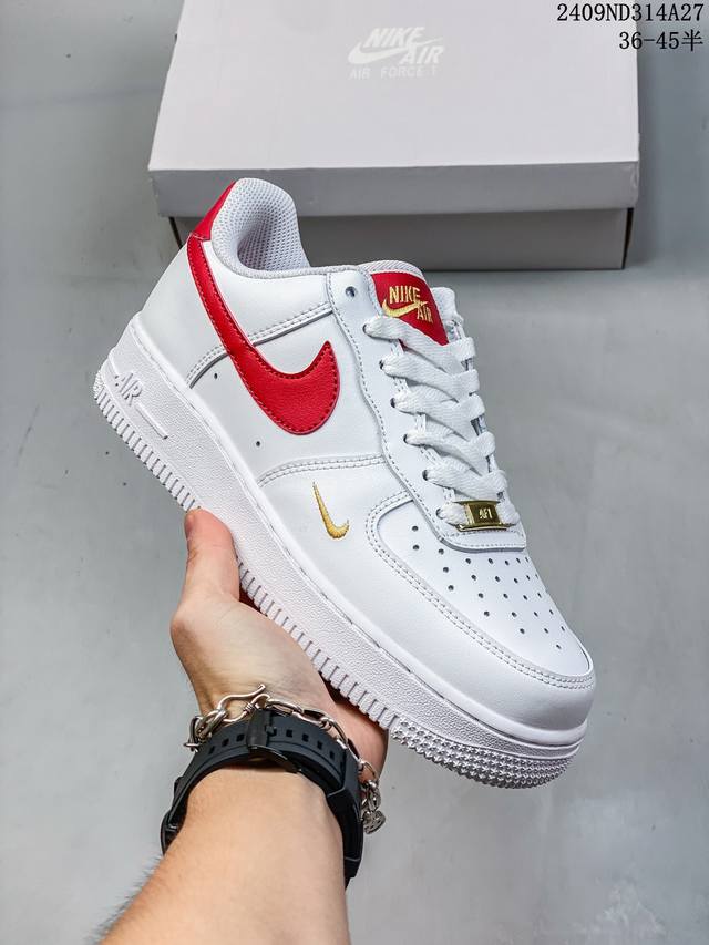 公司级带半码 耐克 Nike Air Force 1 '07 Low 空军一号含气垫 低帮百搭厚底增高休闲运动板鞋。柔软、弹性十足的缓震性能和出色的中底设计，横