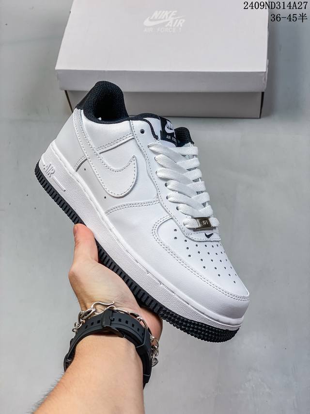 公司级带半码 耐克 Nike Air Force 1 '07 Low 空军一号含气垫 低帮百搭厚底增高休闲运动板鞋。柔软、弹性十足的缓震性能和出色的中底设计，横