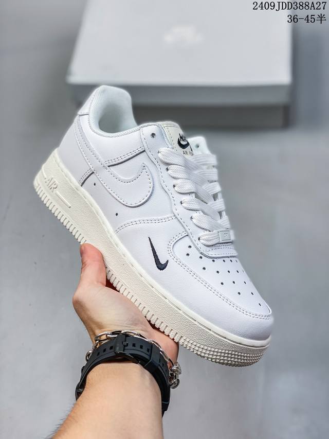 公司级带半码 耐克 Nike Air Force 1 '07 Low 空军一号含气垫 低帮百搭厚底增高休闲运动板鞋。柔软、弹性十足的缓震性能和出色的中底设计，横