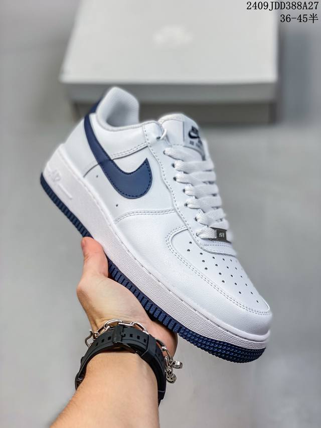 公司级带半码 耐克 Nike Air Force 1 '07 Low 空军一号含气垫 低帮百搭厚底增高休闲运动板鞋。柔软、弹性十足的缓震性能和出色的中底设计，横