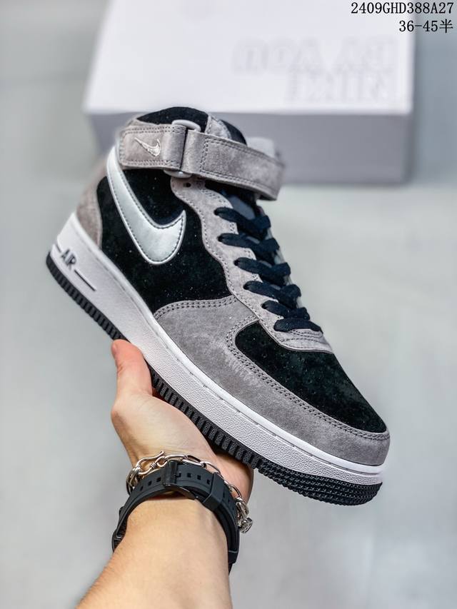 公司级带半码 耐克 Nike Air Force 1 '07 Low 空军一号含气垫 低帮百搭厚底增高休闲运动板鞋。柔软、弹性十足的缓震性能和出色的中底设计，横