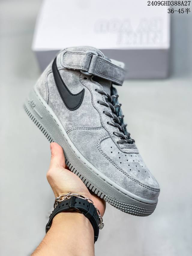 公司级带半码 耐克 Nike Air Force 1 '07 Low 空军一号含气垫 低帮百搭厚底增高休闲运动板鞋。柔软、弹性十足的缓震性能和出色的中底设计，横