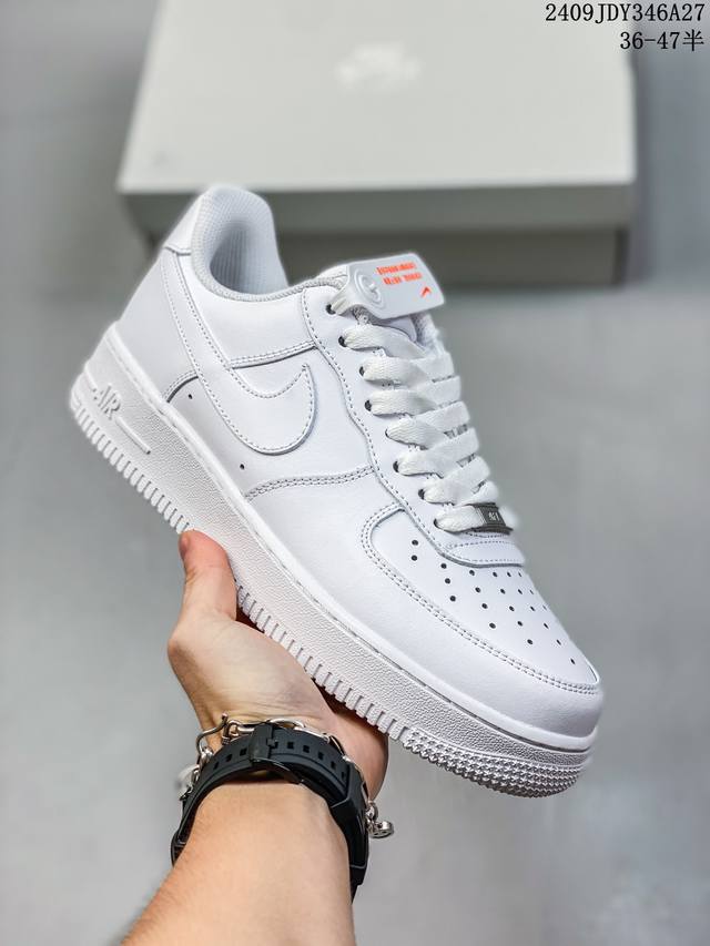 公司级带半码 耐克 Nike Air Force 1 '07 Low 空军一号含气垫 低帮百搭厚底增高休闲运动板鞋。柔软、弹性十足的缓震性能和出色的中底设计，横