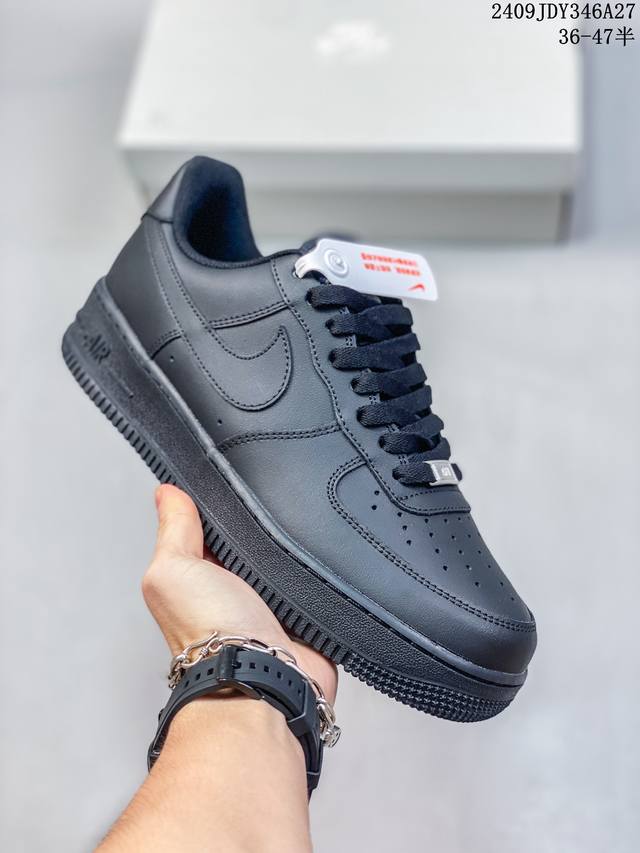 公司级带半码 耐克 Nike Air Force 1 '07 Low 空军一号含气垫 低帮百搭厚底增高休闲运动板鞋。柔软、弹性十足的缓震性能和出色的中底设计，横