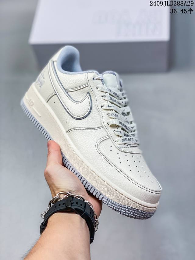 公司级耐克nike Air Force 7 空军一号低帮百搭休闲运动板鞋。柔软、弹性十足的缓震性能和出色的中底设计，横跨复古与现代的外型结合，造就出风靡全球三十