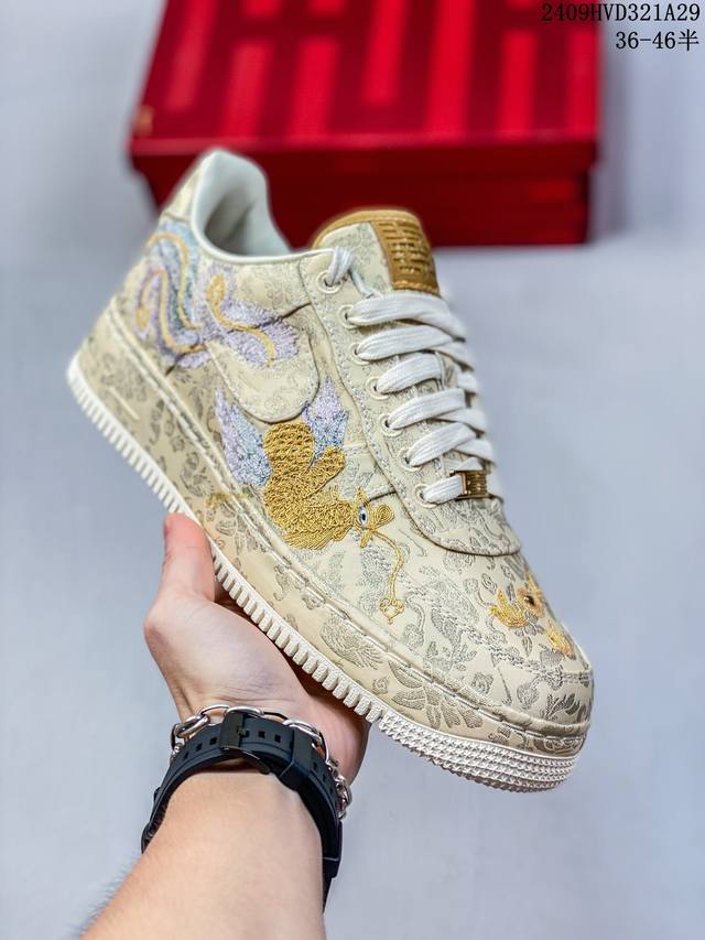 公司级耐克nike Air Force 1‘07 空军一号低帮百搭休闲运动板鞋。柔软、弹性十足的缓震性能和出色的中底设计，横跨复古与现代的外型结合，造就出风靡全