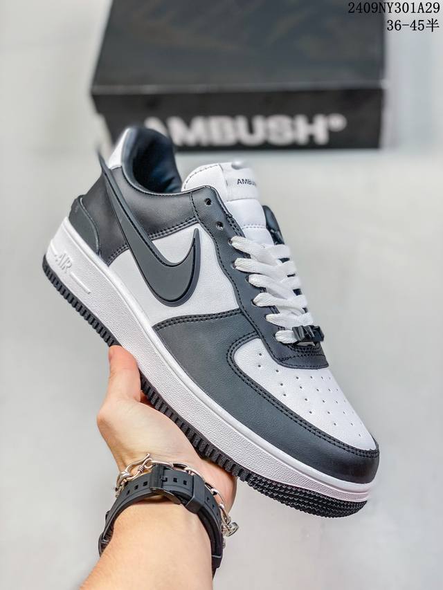 公司级耐克nike Air Force 1‘07 空军一号低帮百搭休闲运动板鞋。柔软、弹性十足的缓震性能和出色的中底设计，横跨复古与现代的外型结合，造就出风靡全