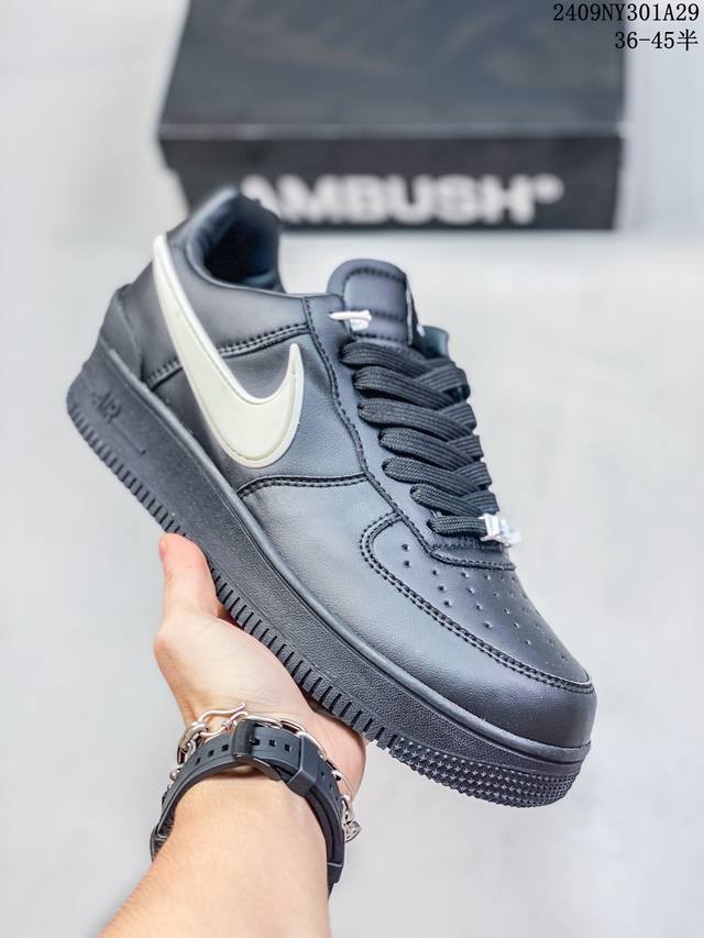 公司级耐克nike Air Force 1‘07 空军一号低帮百搭休闲运动板鞋。柔软、弹性十足的缓震性能和出色的中底设计，横跨复古与现代的外型结合，造就出风靡全