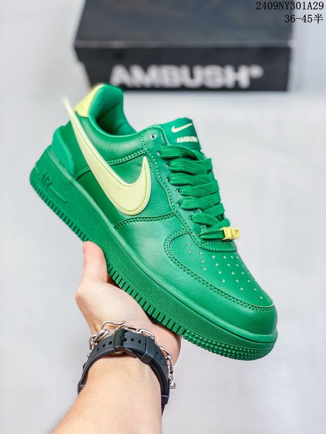 公司级耐克nike Air Force 1‘07 空军一号低帮百搭休闲运动板鞋。柔软、弹性十足的缓震性能和出色的中底设计，横跨复古与现代的外型结合，造就出风靡全